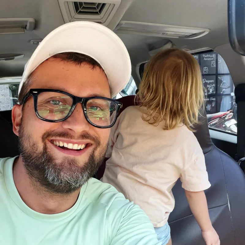 Dom, Managing Director bei Just Digital, mit seiner Tochter im Auto